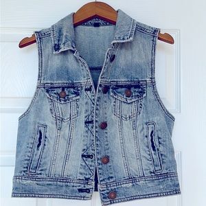 American Eagle sleeveless Jean Jacket size M